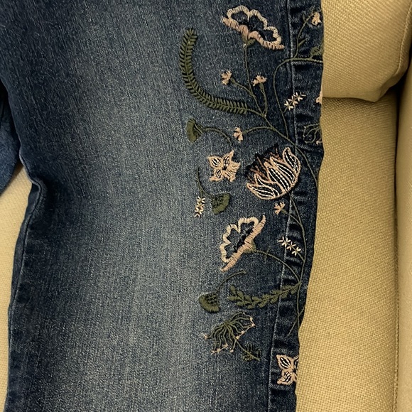 Daisy Fuentes Paulina Best Friend size 6 Women’s embroidered jeans. - Picture 2 of 8